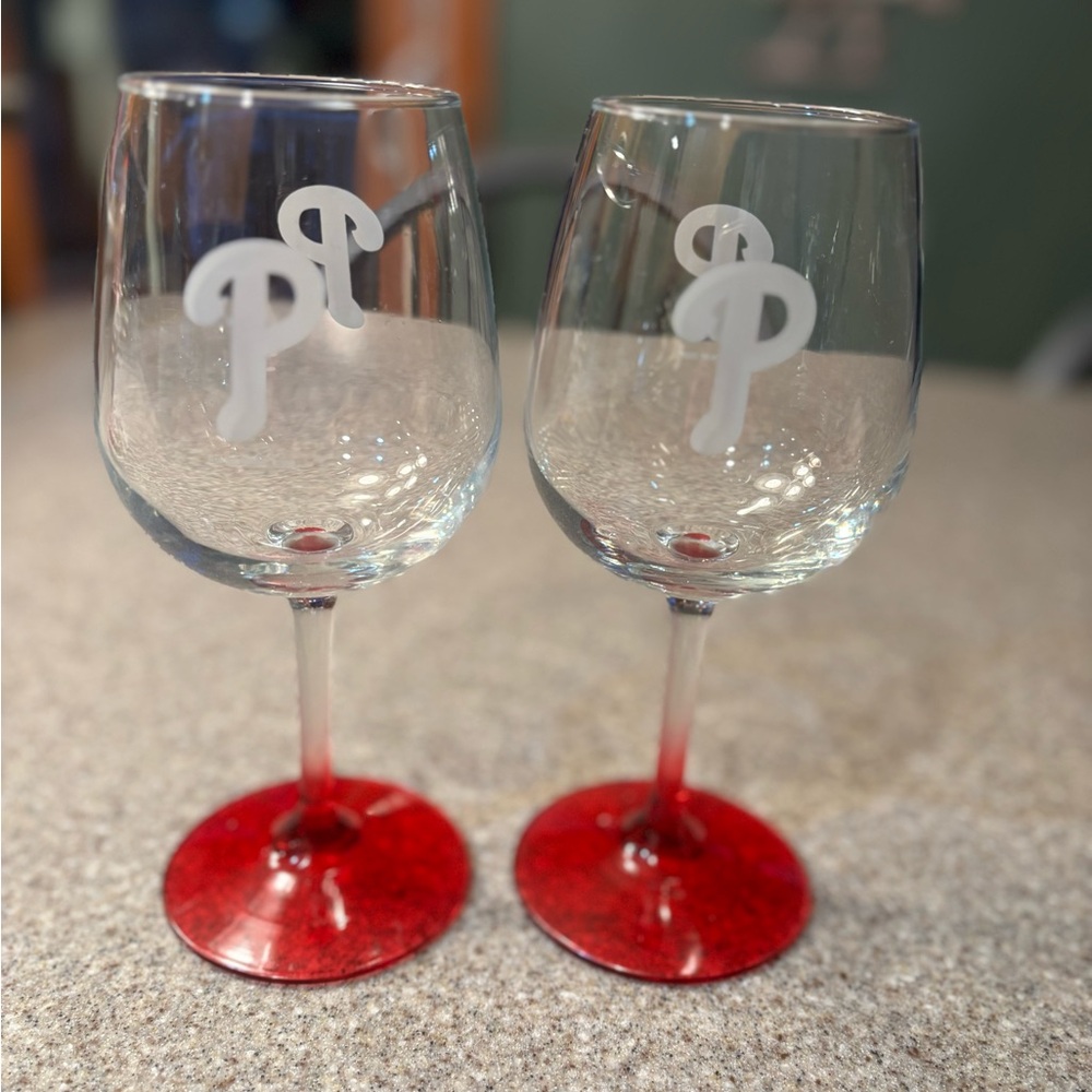 MLB Philadelphia Phillies Wine Glass Set with Red Base